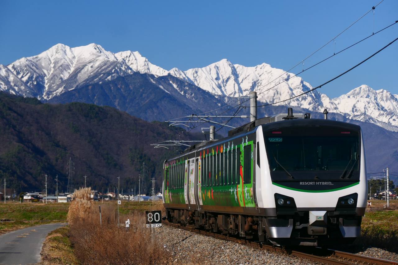 Resort View Furusato running on the Oito Line beneath the snow-covered Hida Mountains.