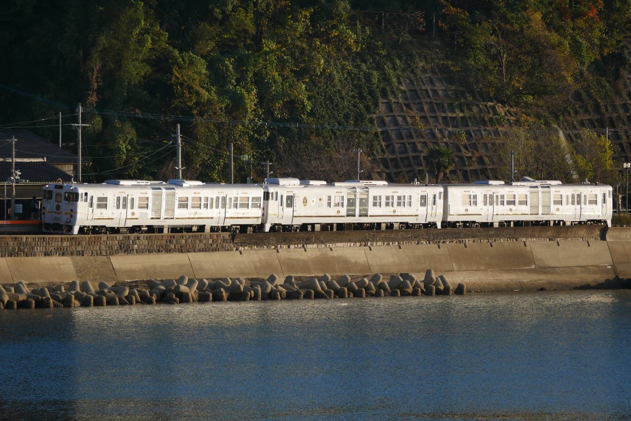 The Two Stars 4047 sightseeing train running beside Omura Bay.