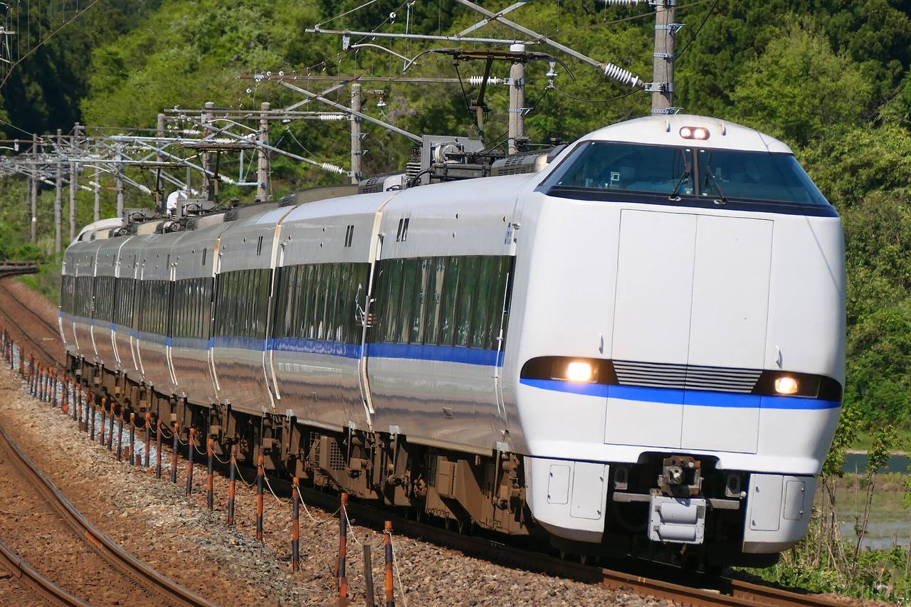 A JR West 683 series train of the type used on Thunderbird limited express services.