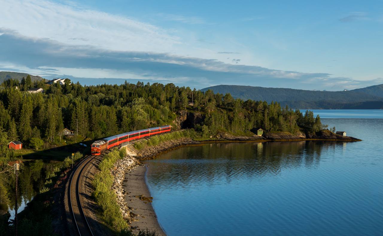 SJ Norge night train 475 on the Nordland Line near Dalselv, approaching Mo i Rana on its Trondheim–Bodø journey.