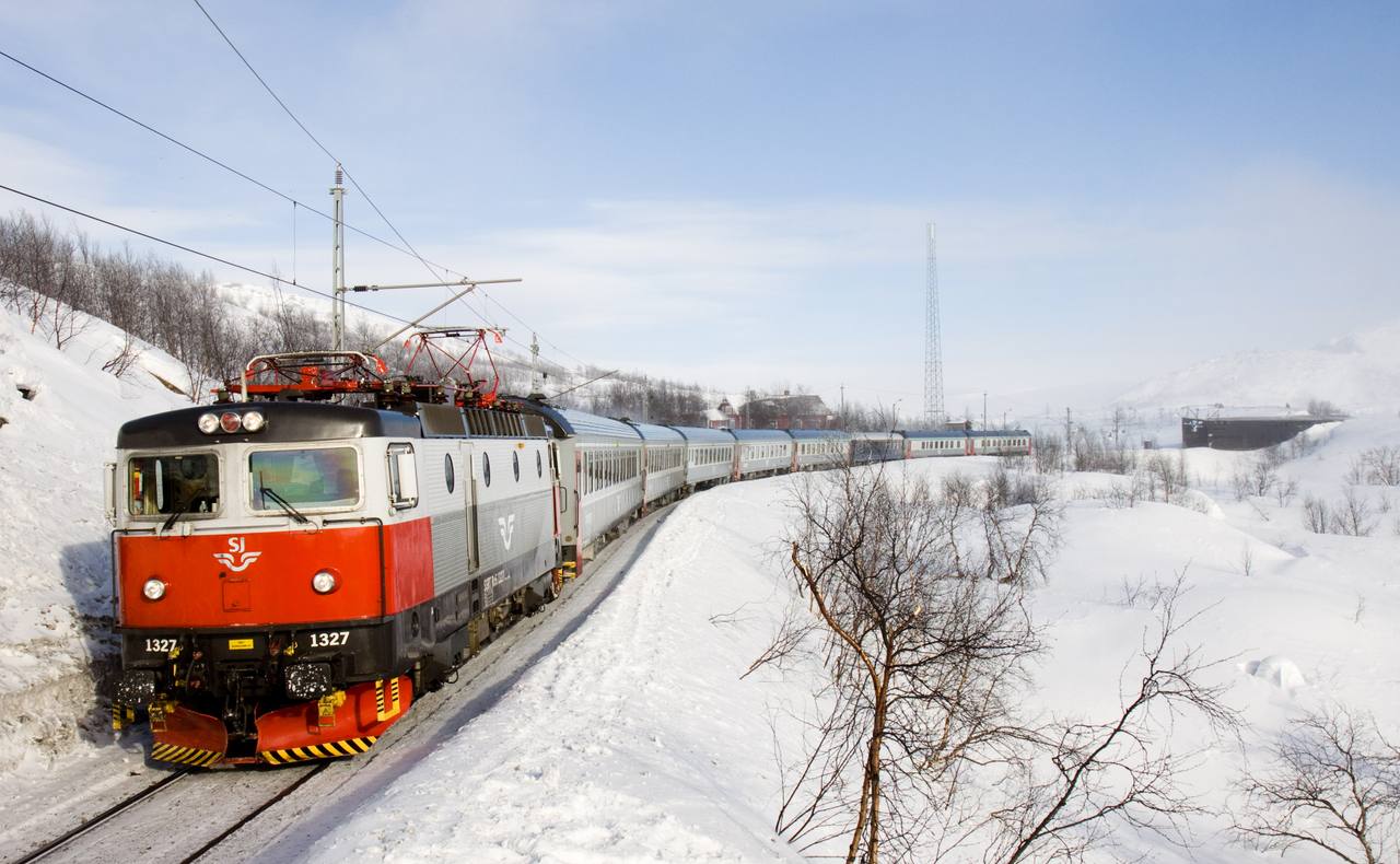 An SJ night train bound for Narvik crossing the Bjørnfjell plateau just inside Norway.
