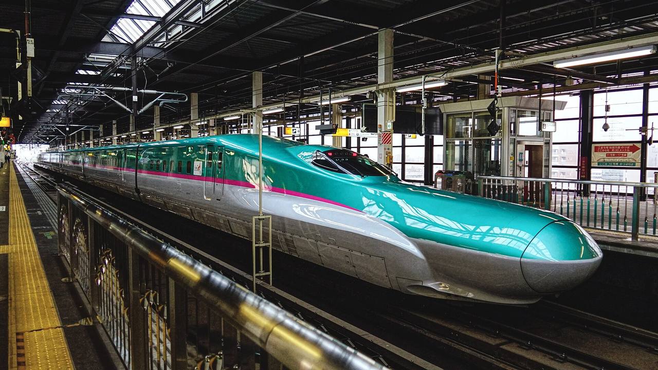 A JR East E5 series Hayabusa service standing at Morioka Station on the Tohoku Shinkansen.