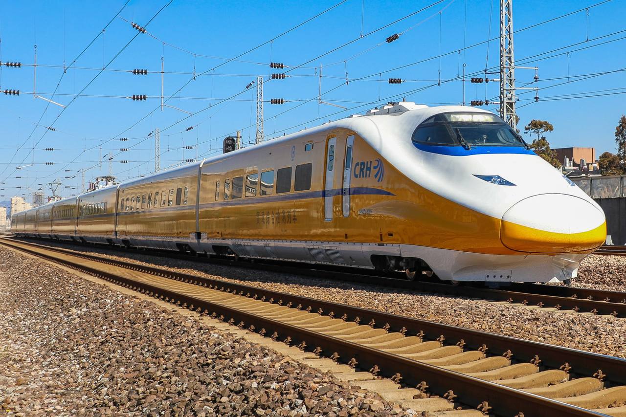 A CRH2J train running on the Kunming–Chuxiong–Dali railway in Yunnan.