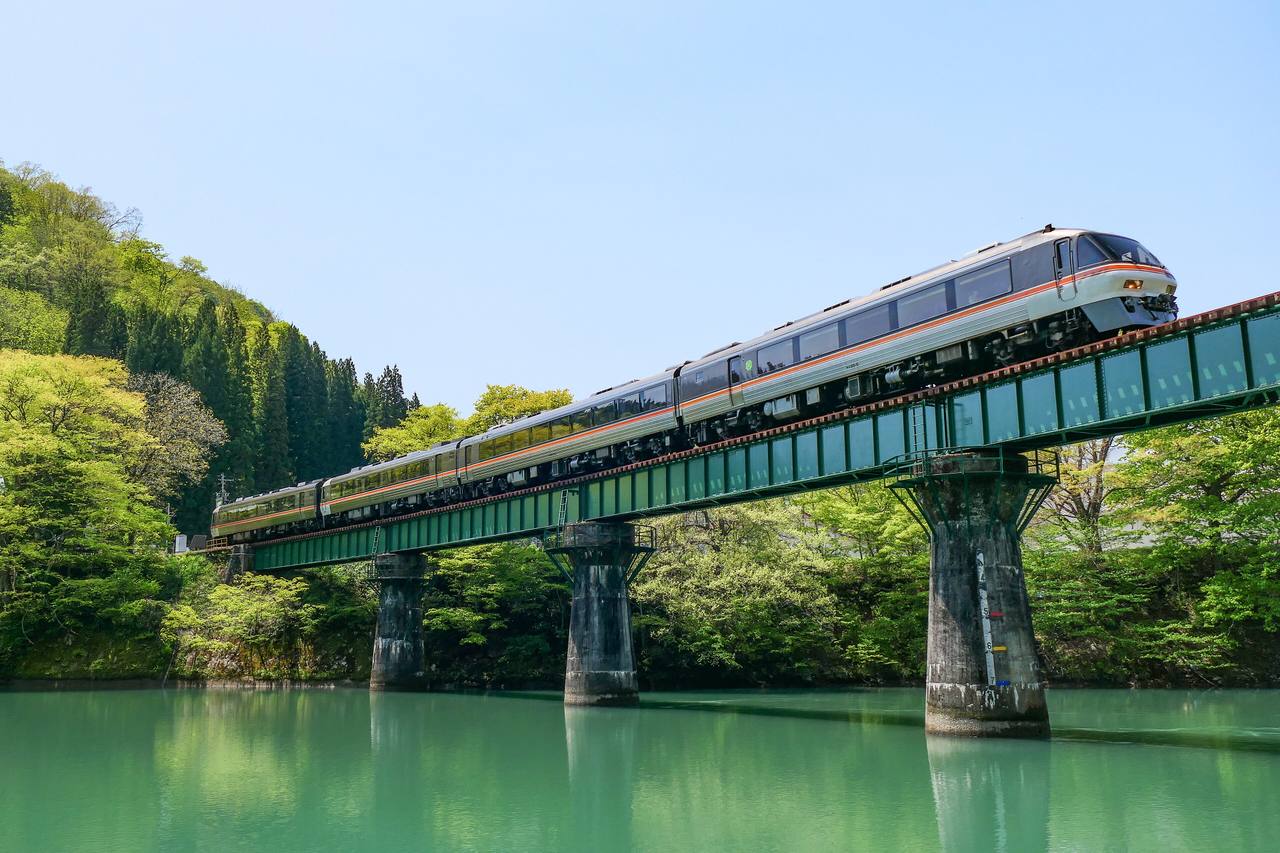 Limited Express Hida: Nagoya to Takayama: Takayama Line Kiha85